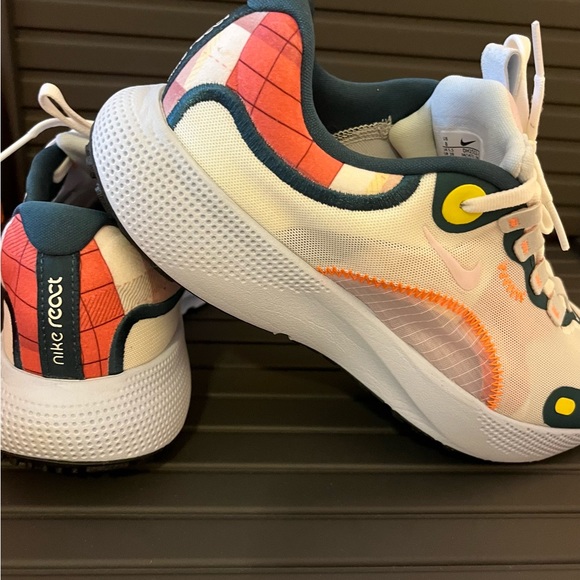 Nike size 8 sneakers for women in a nice blend of pastel colours - Picture 3 of 8